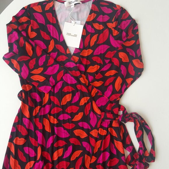 Diane von Furstenberg ! Julian Lip-Print Silk Wrap Dress (M) - Picture 5 of 12